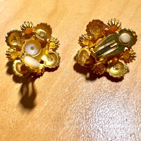 Vintage R.J. Graziano Faux Pearl Crystal Gold Tone Clip On Earrings Signed - Picture 4 of 6